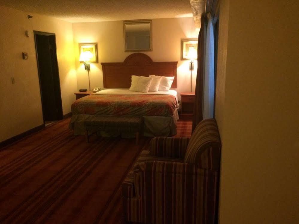 Plaza Hotel And Suites Pine Bluff Εξωτερικό φωτογραφία